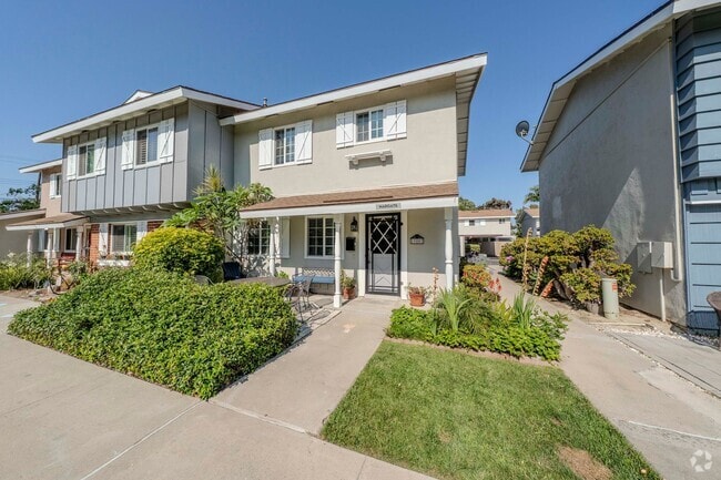 Building Photo - Bright & Airy 2-Bedroom End Unit Townhome
