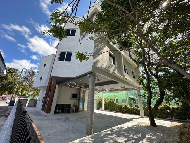 Photo - 320 SW 13th Ave Unit 202