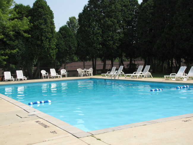 Pool with sundeck - Woodgate North Apartments