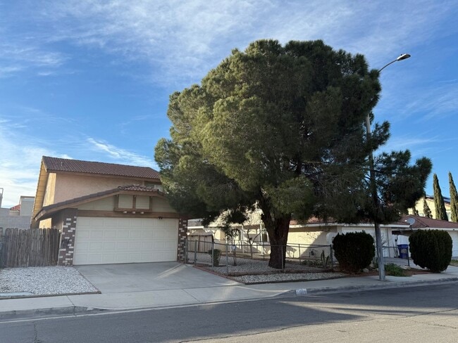 Building Photo - Victorville-3 Bedroom2 Bathrooms,2 Story Home, New Paint, New Carpet,