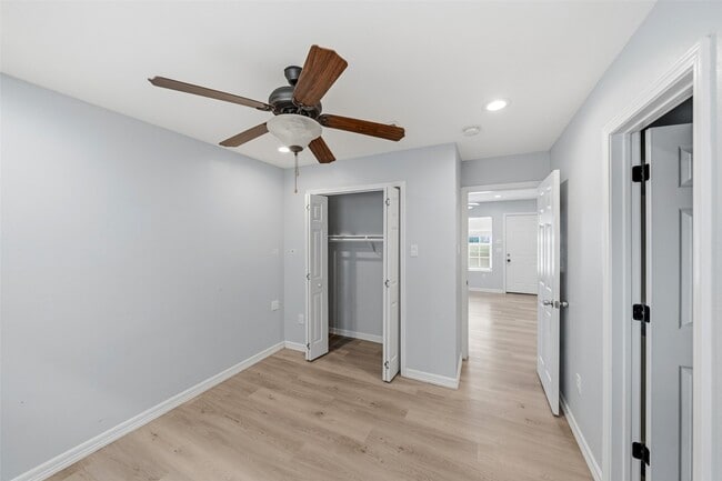 Building Photo - 8595 Parkway Dr