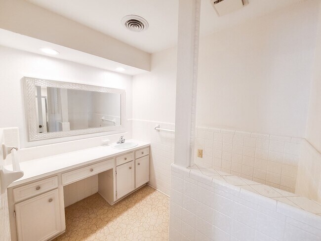 Photo - 2900 Goddard Pl