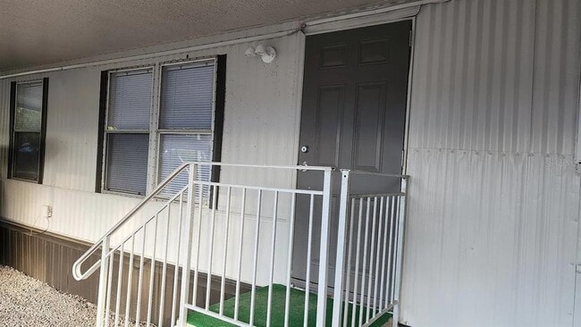 Photo - 837 Ethyl St