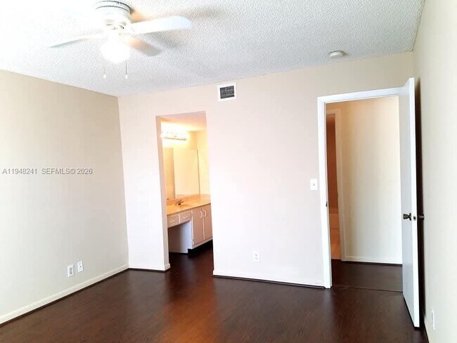 Photo - 9701 Westview Dr Unidad 1434