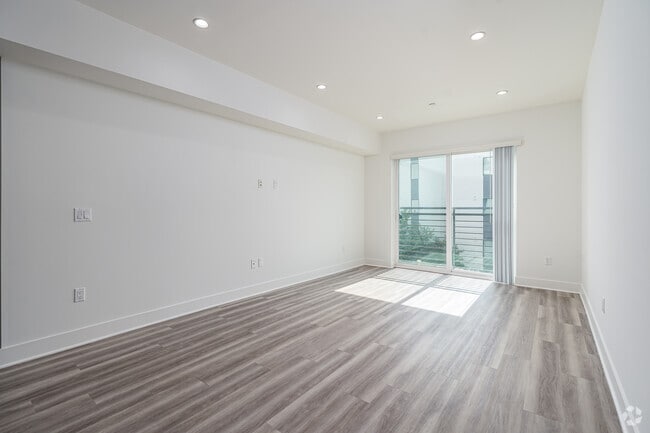 3BR, 3BA - 1,350SF - Living Room