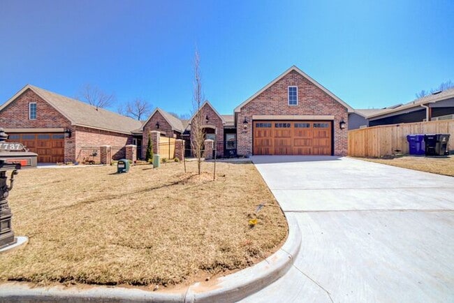 Building Photo - 3/2/2 Luxury Patio Home! Lawn Care Included!