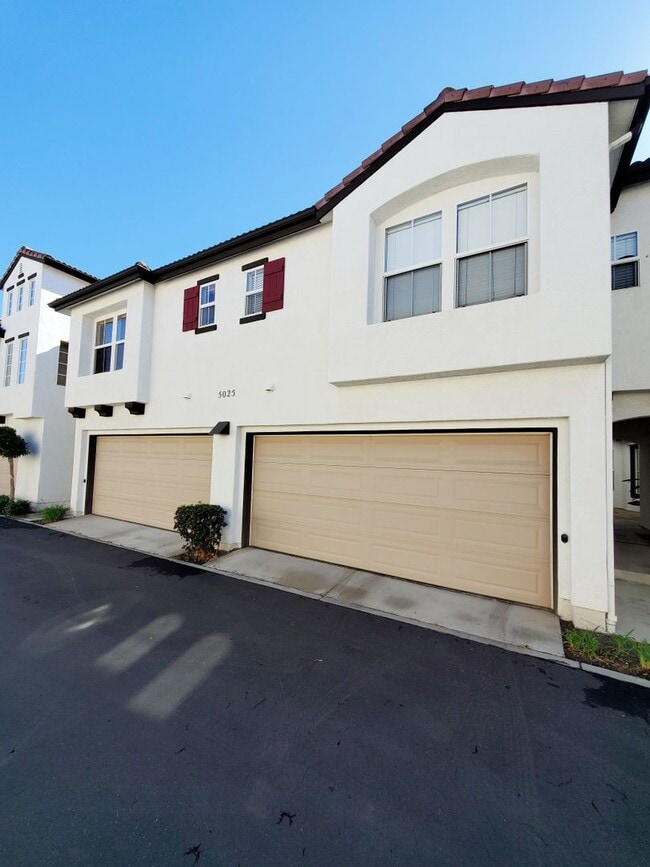 Building Photo - Oceanside Rental Light + Bright 2-Story Oceanside Condo!