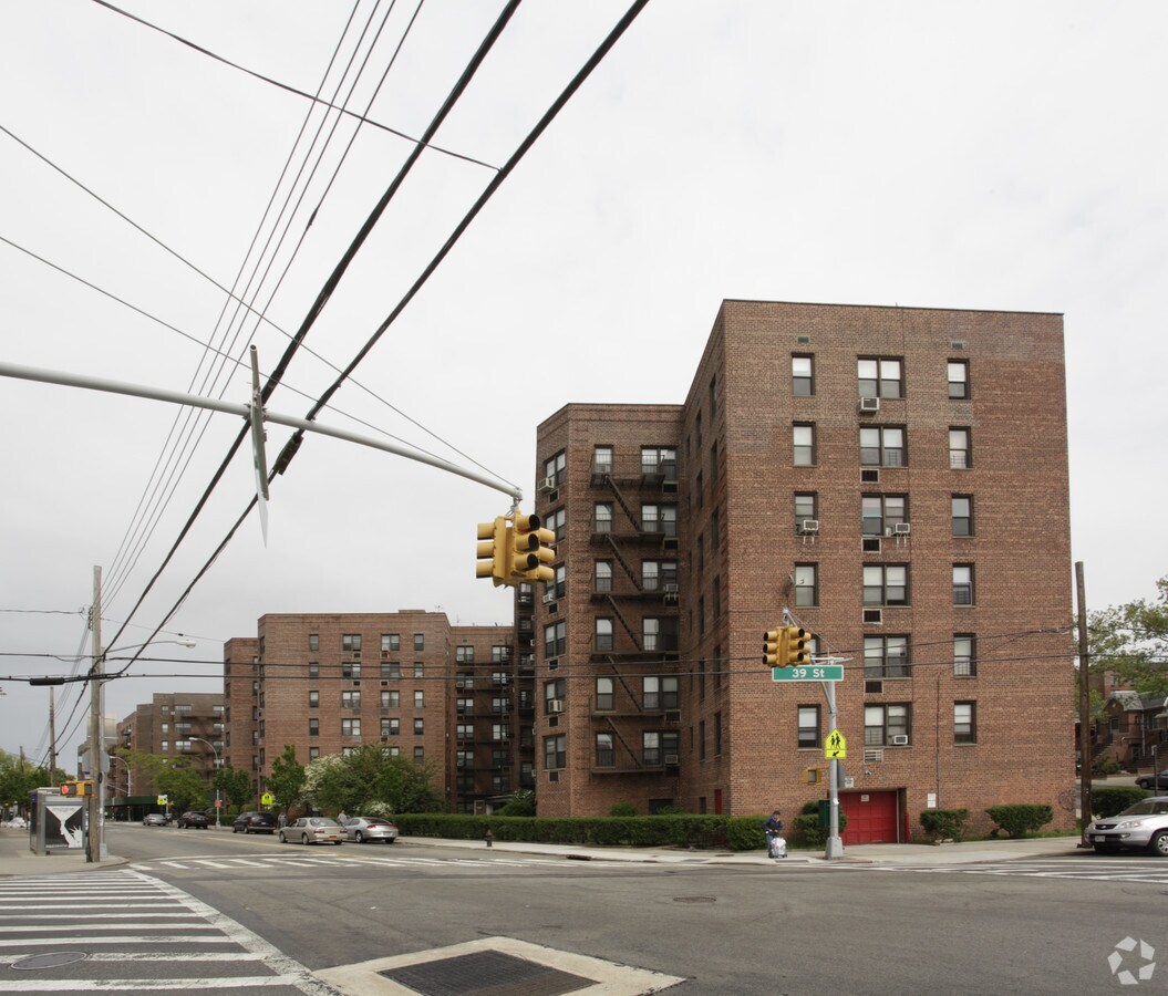 39-20 Greenpoint Ave - 39-20 Greenpoint Ave