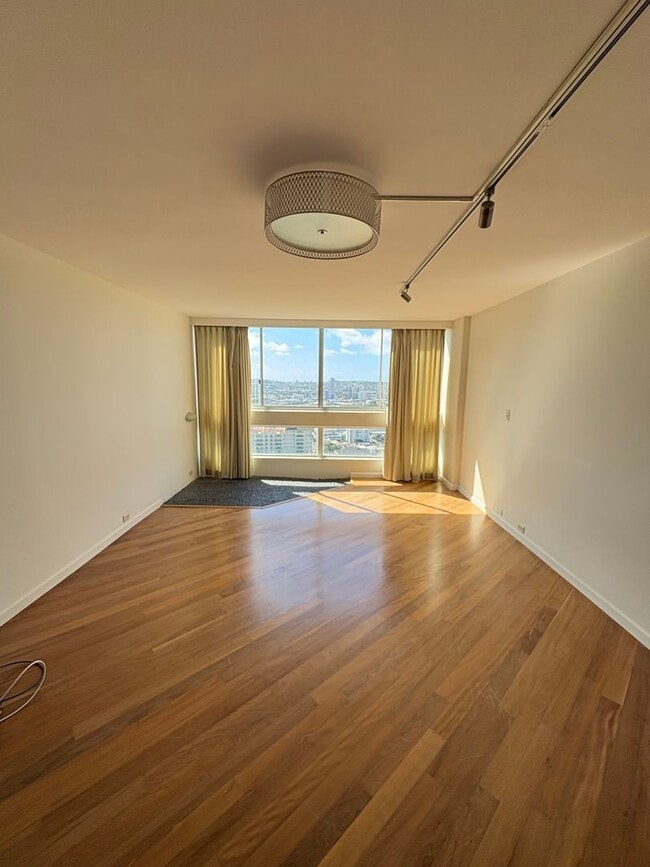 Building Photo - Beautiful views at Banyan Tree Plaza! 2 bedroom, 2 bath, 1 parking