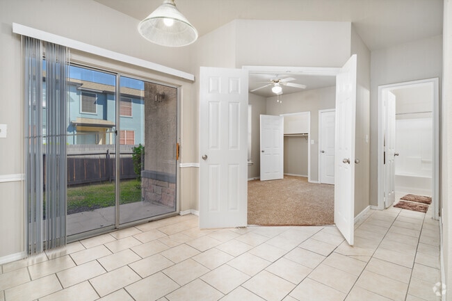 4BR, 2BA - 1490SF - Dining Room - Houston Street Townhomes