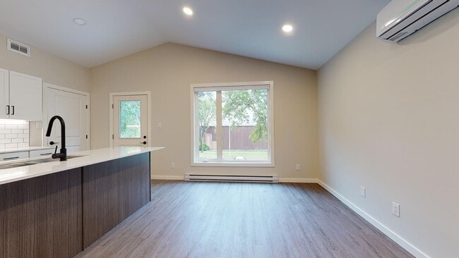 Photo - 206 Yale Ave E