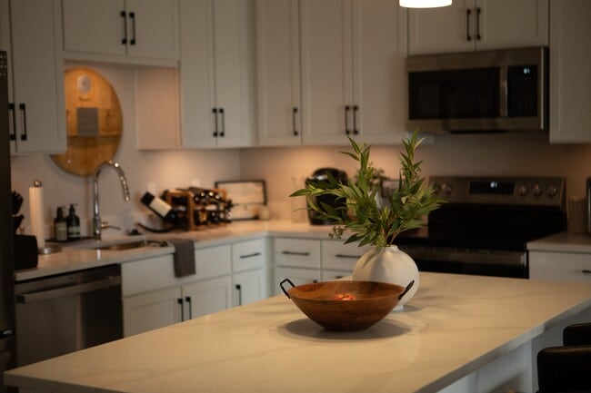 2BD, 2BA- 1042 SF- Kitchen - The Pearl Rental