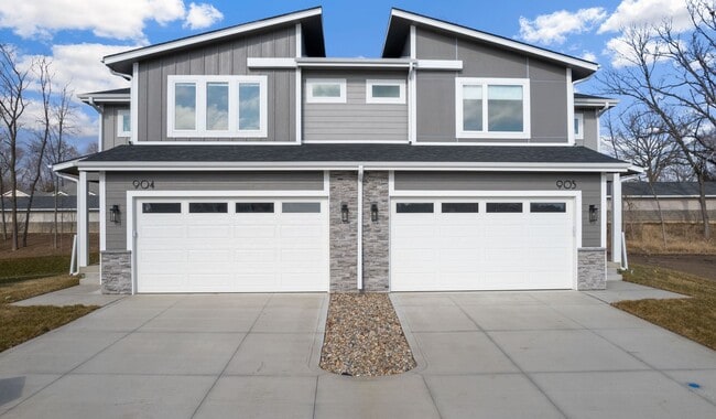 Building Photo - 930 Lincoln Wy Rental