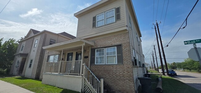 Building Photo - 2804 Avenue H Unit Apt B