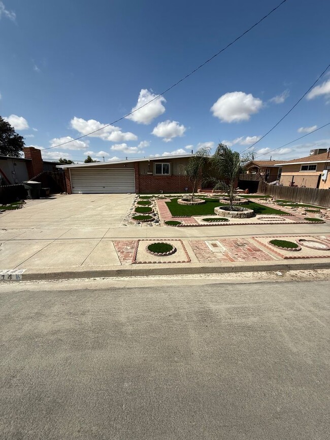 Building Photo - Charming 3 bedroom 1.5 bathroom home locat...
