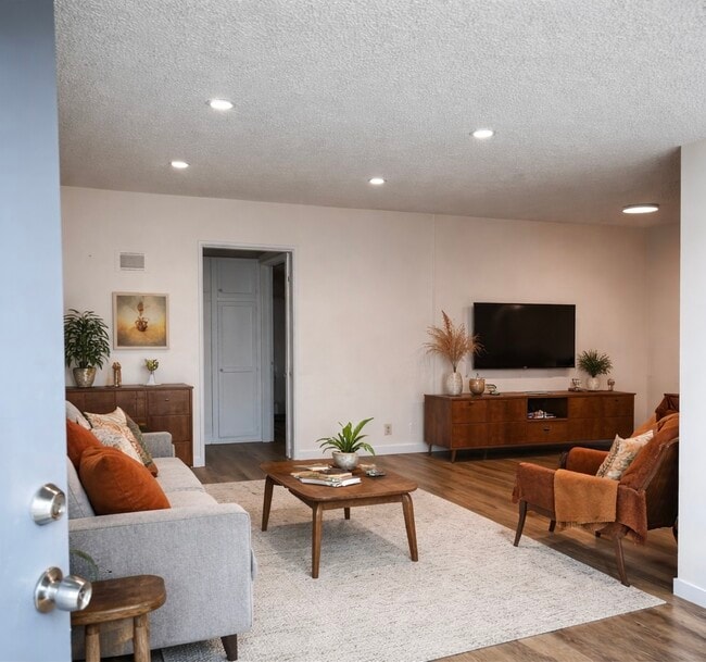 Building Photo - 4305 W 5th St Unit 5