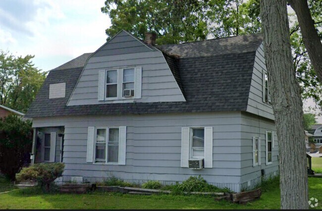 Building Photo - Refreshed 3BR Upstairs Unit | Pets OK | $1... Rental