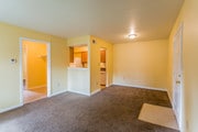 1/1 Large Living/Diningroom