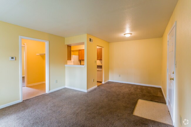 1/1 Large Living/Diningroom