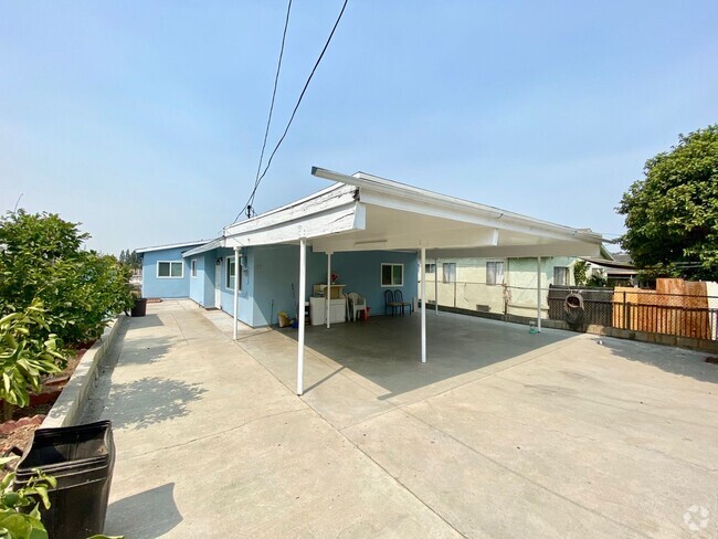 Building Photo - **Large 4 Bedroom, 2 Bathroom in East LA** Rental