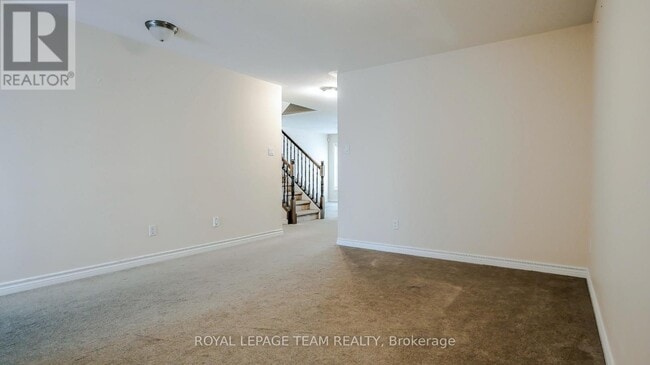 Photo - 403 Temiskaming Crescent