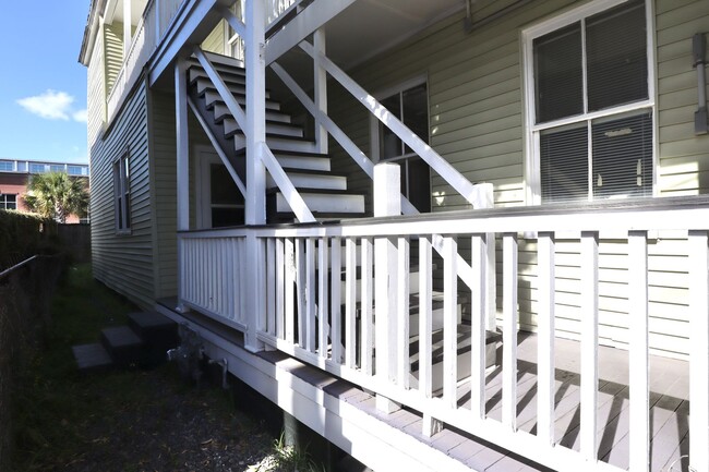 Building Photo - 2 Bed 1 Bath Apartment Located in the Heart of downtown Charleston & Close to the College of Char... Unit A