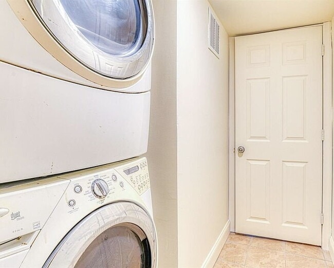 Photo - 3-Bed, 3-Bath in New Brunswick – Your Perfect Retreat!"