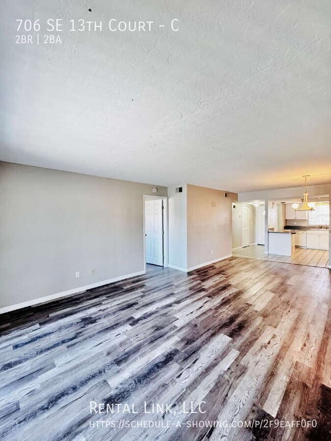 Building Photo - 706 SE 13th Ct Unit C