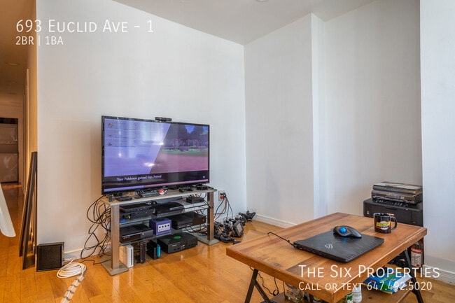 Photo - Two Bedroom Main Floor Apartment Near Bloor St W Unité 1