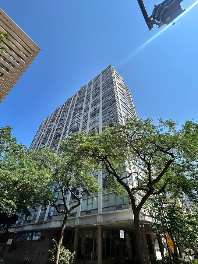 Building Photo - 5757 N Sheridan Rd Unit 7D Rental