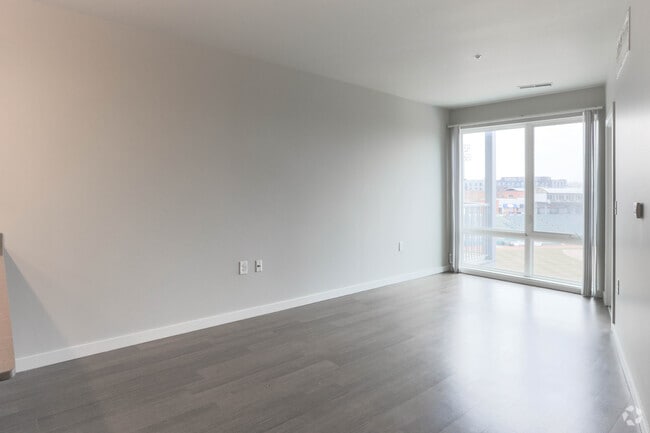 1 BR, 1 BA - 587 SF