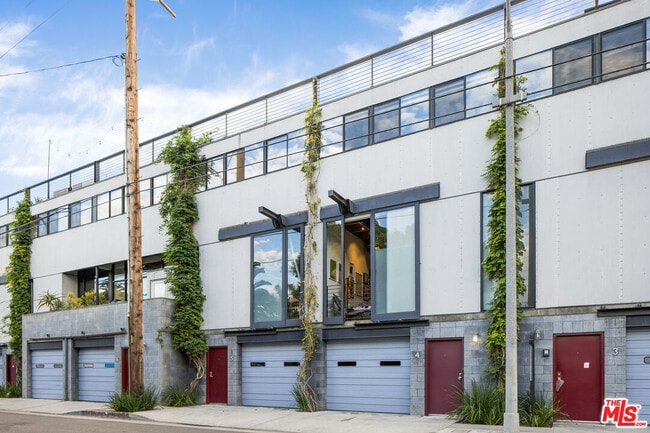 Building Photo - 1113 Electric Ave