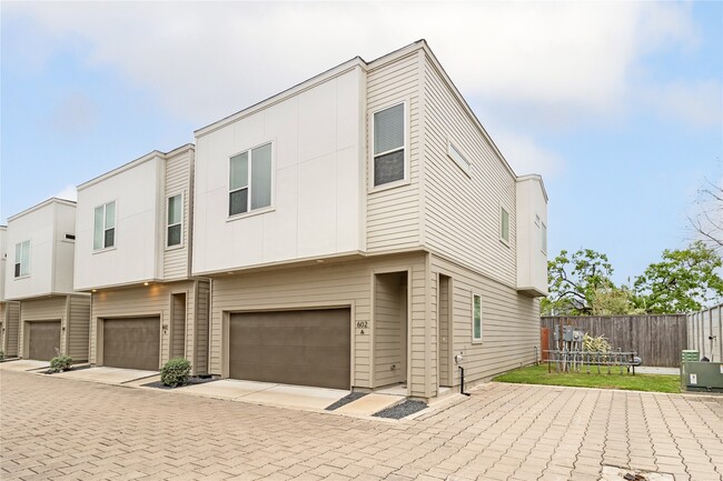 Building Photo - 602 Thornton Oaks Ln