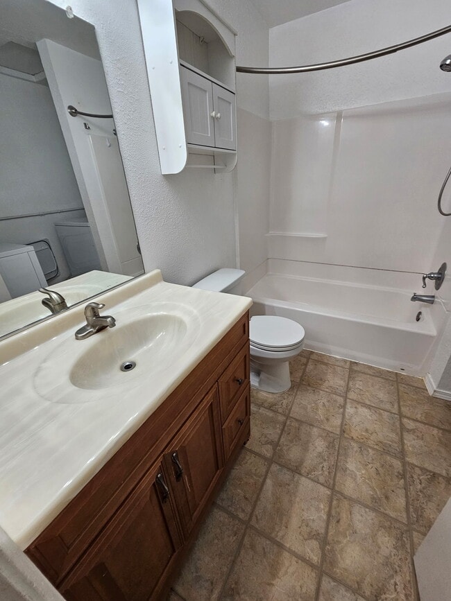Building Photo - 2300 Sycamore Ln Unit 13