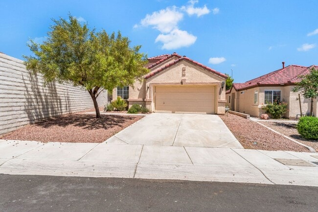 Building Photo - Charming Single-Story Living with Spacious Comfort!