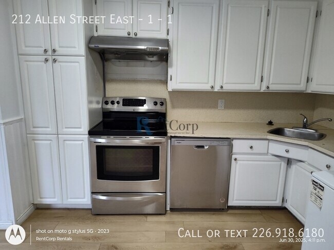 Photo - 212 Allen St E