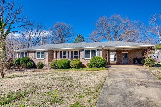 Building Photo - "Charming 3-Bedroom Home with pool in Rock Hill!"