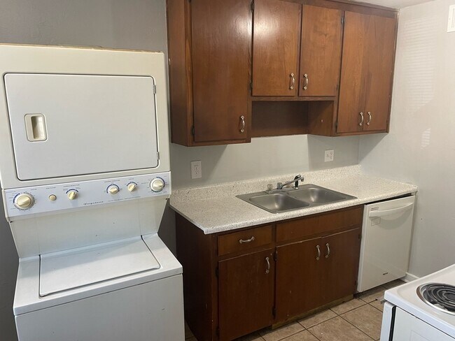 Building Photo - 215 Lovelace Dr Unit 9
