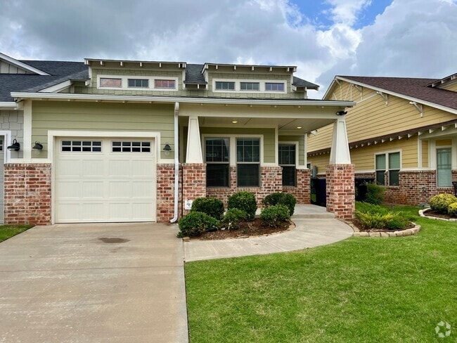 Building Photo - Large 3 Bed, 2 Bath in Beautifully Well-Ma... Rental