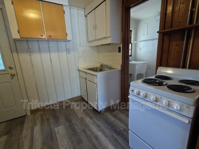 Photo - 105 E Stuart St