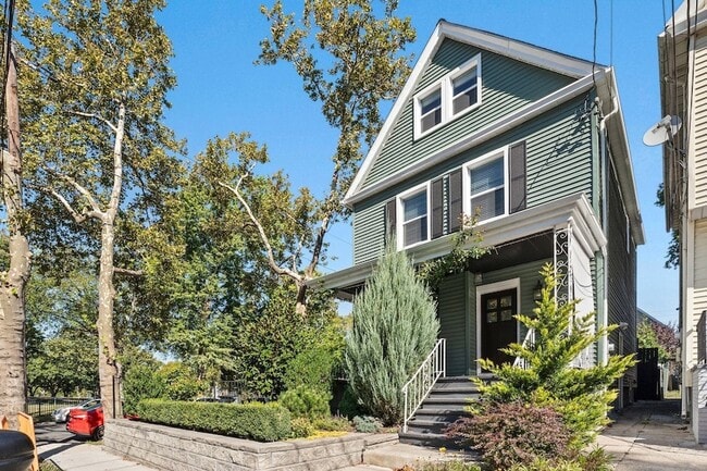 Building Photo - 76 Condict St