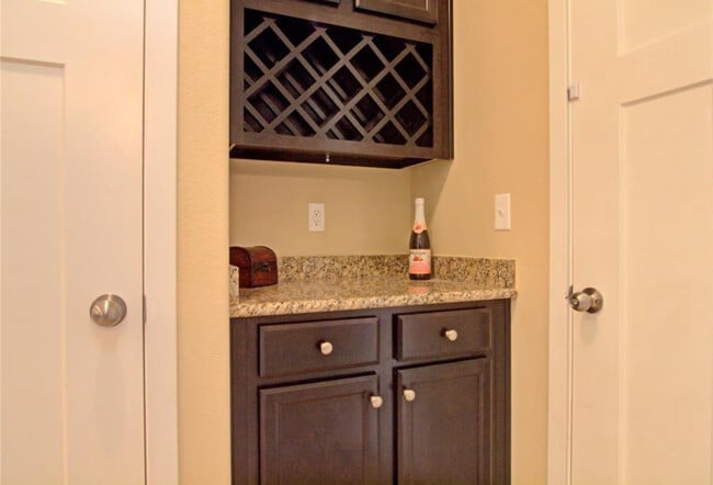 Photo - 7022 Dutch Loop