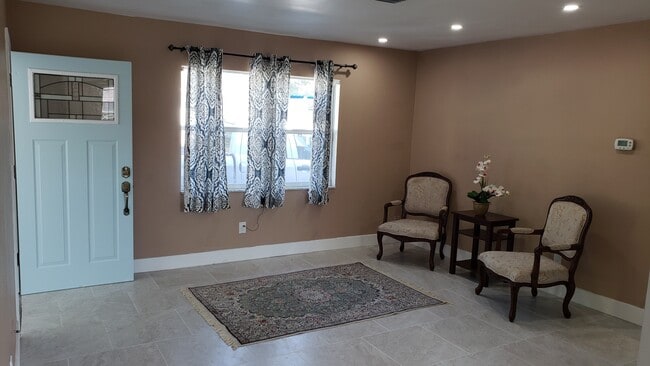 Photo - 651 16th St NW