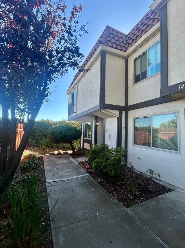 Building Photo - Marina Gardens Townhouse!  End unit, excel...