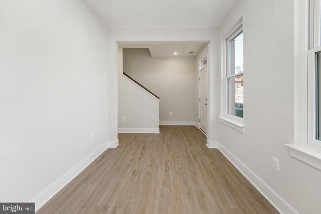 Photo - 945 Sycamore Dr SE