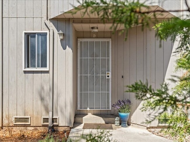 Building Photo - Healdsburg 2BR/1.5 Condo, 2 story, walk to...