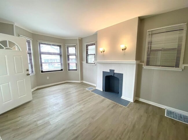 5604 Warren Ave