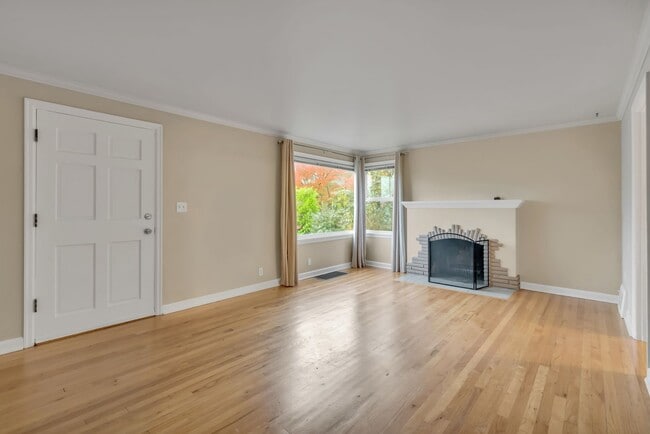 Photo - Charming Fauntleroy Craftsman Near Lincoln...