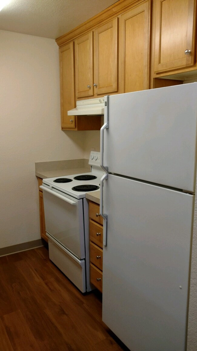 #103 Kitchen appliances - Pinehurst Apartments