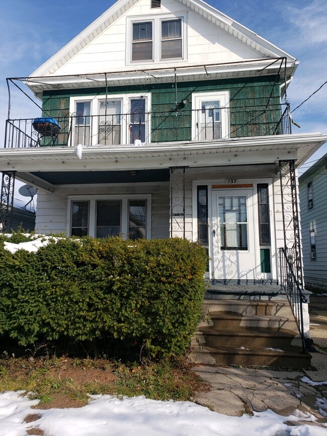 Building Photo - 137 Laird Ave Unit Upper